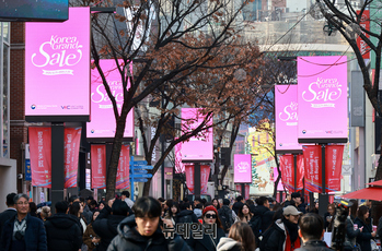 [포토] 명동거리에 송출되는 코리아그랜드세일 홍보영상