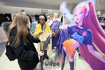 [포토] 케데헌 상품 살펴보는 외국관광객