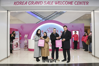 [포토] 외국관광객에 기념품 증정하는 이부진 위원장