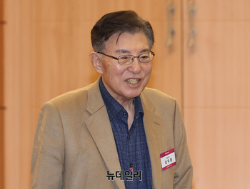 [포토] 인사하는 김덕룡 상임고문