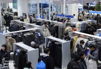 무신사 스탠다드, 올해 거래액 4700억 … "내년 글로벌 확장에 '1조' 목표"