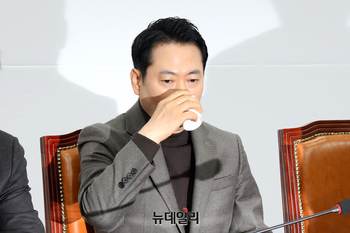 [포토] 물 마시는 장동혁 국민의힘 대표