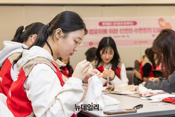 [포토] 샤롯데봉사단, 신생아 수면조끼 만들기 봉사활동 
