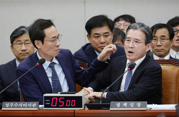 기업 달러 내놓고 자금난 몰리면 … '계열사 매각·오너 사재' 팔 비틀 정부  