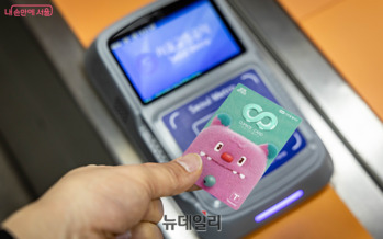지하철·버스 무제한 요금제 효과 … 기후동행카드 이용 하루 72만건 넘다