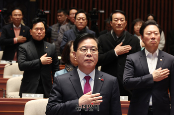 [포토] 국민의례 하는 송언석 국민의힘 원내대표