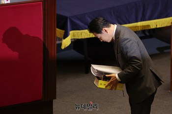 [포토] 단상으로 향하는 장동혁 국민의힘 대표