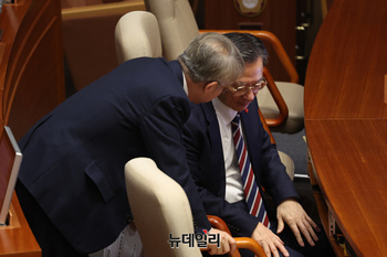 [포토] 대화 나누는 정성호 법무부 장관과 민형배 의원