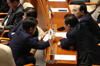 [포토] 본회의서 대화 나누는 김병기·문진석