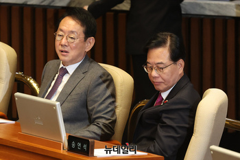 [포토] 대화 나누는 송언석 원내대표와 김도읍 정책위의장