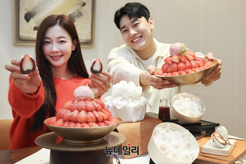 [포토] 신세계백화점 "병오년 '붉은말'의 해, 디저트로 먼저 만나보세요"