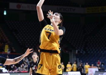 '국보 센터의 화려한 복귀 신고식' … 18분 뛰고 '20점' 박지수, KB 단독 2위 상승