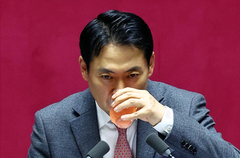 저린 다리·타는 입 견디며 … 장동혁, 최장 필리버스터 