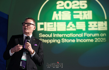 [포토] '디딤돌소득 포럼' 기조강연하는 제임스 로빈슨 교수 