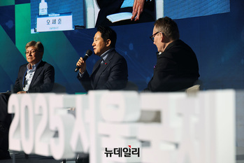 [포토] 주제토론하는 오세훈 서울시장 