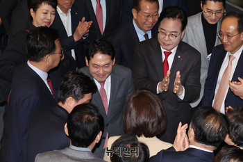 [포토] 박수 받으며 필리버스터 마친 장동혁 국민의힘 대표