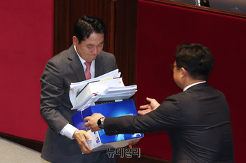 [포토] 단상에서 내려오는 장동혁 국민의힘 대표