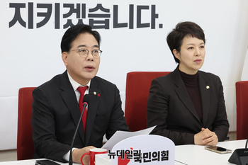 [포토] 기자간담회 갖는 송언석 국민의힘 원내대표