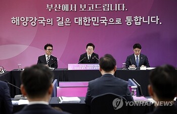 李 대통령 "업무보고 6개월 뒤 다시 … 최고책임자가 혜택만 누리는 건 눈뜨고 못 봐"