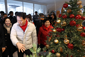 [포토] 크리스마스 마켓 행사장 찾은 오세훈 서울시장 