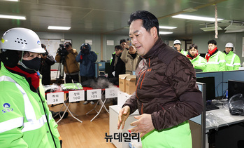 [포토] 작업복 입는 장동혁 대표 