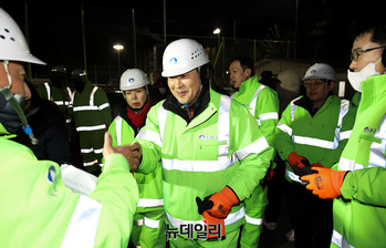 [포토] 인사 나누는 장동혁 대표 