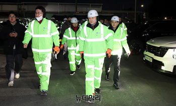 [포토] 봉사활동 향하는 장동혁 대표 