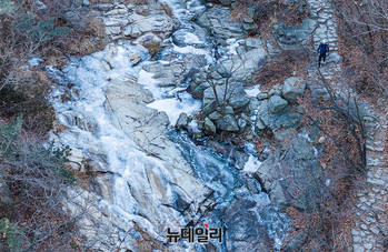 [포토] 꽁꽁 언 관악산 폭포