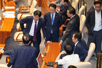 與, 입틀막법 완결판 '언론중재법' 내년 초 개정 … '마지막 보루' 취재원 보호도 무너진다