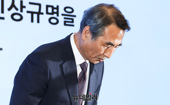 [포토] 인사하는 민중기 특별검사