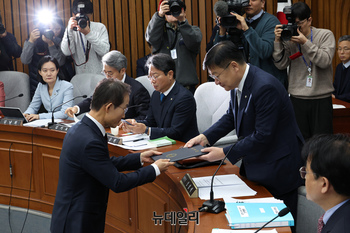 [포토] 선서문 제출하는 김호철 감사원장 후보자