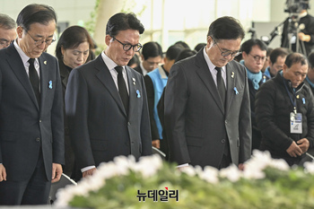 [포토] 묵념하는 우원식 의장과 김민석 총리