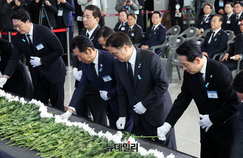 [포토] 12·29 여객기 참사 1주기 헌화하는 국회 대표단