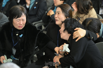 [포토] 오열하는 무안공항 참사 유가족들
