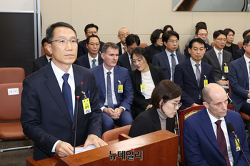 [포토] 답변하는 유재성 경찰청장 직무대행