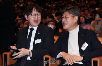 [포토] 대화 나누는 하정우-정재헌