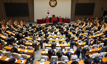 [포토] 2025년 마지막 본회의, 국민께 인사하는 의원들