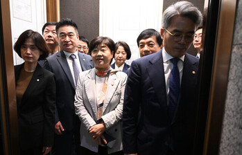 장기 집권 위해 대놓고 위헌 입법 … 대법원까지 조리돌림