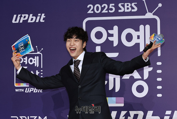 [포토] SBS 출신 개그맨 유재필 '포토월 사회 맡았어요'