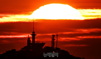 [포토] 한 해의 끝, 팔미도 등대 뒤로 떠오른 마지막 해