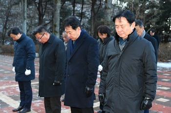 [포토뉴스] 화천군, 충렬탑·자유수호희생자 위령탑서 신년 참배행사 개최