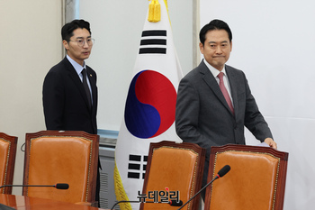 [포토] 기자간담회 참석하는 장동혁 국민의힘 대표