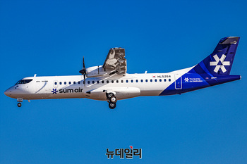 [포토] 울릉도 취항 목표...신생항공사 '섬에어' 첫 항공기 김포 착륙