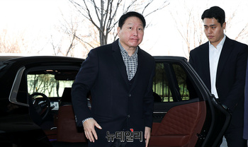 [포토] 김포비즈니스항공센터 통해 출국하는 최태원 SK 회장 