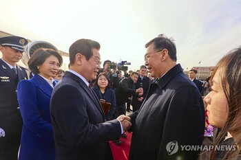 라스베이거스의 '기술 향연' 즐기는 젠슨 황, '베이징 리스크'에 갇힌 韓 회장들