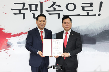 [포토] 임명장 받은 김승수 야당탄압가짜뉴스감시특위 위원장