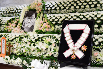 [포토] 故안성기 빈소에 추서된 금관문화훈장