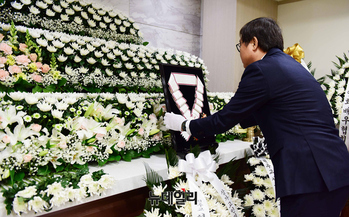 [포토] 금관문화훈장 추서하는 최휘영 장관