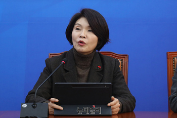 [포토] 원내대책회의 참석한 한정애 민주당 정책위의장