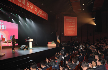 [포토] 영등포 구민들에 큰절 올리는 김민석 국무총리